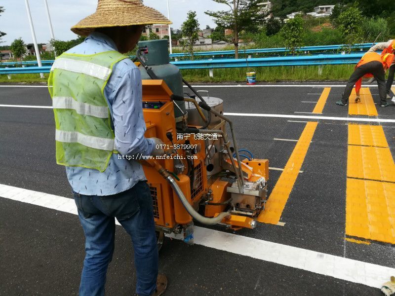 六钦高速热熔标线震荡减速线施工