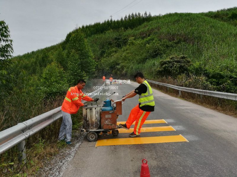 上思十万大山公路热熔减速线施工 工程案例 车位划线 道路交通划线 工厂划线 标示标牌 减速带 交通设施 车位锁 南宁飞驰交通科技有限公司