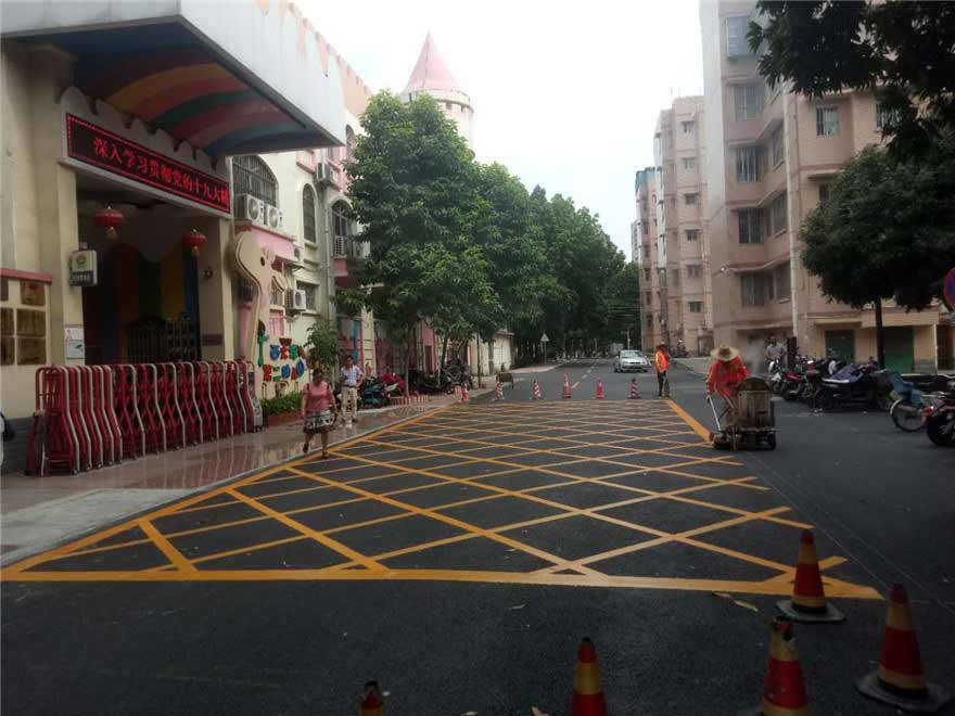 广西大学东校园道路标线施工