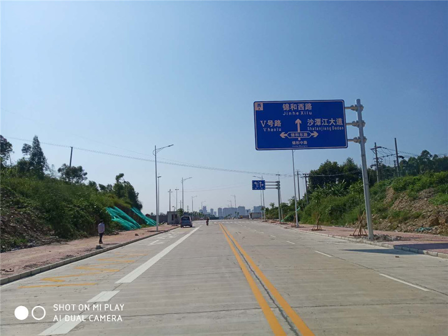 防城港锦和大道交通标志标线施工